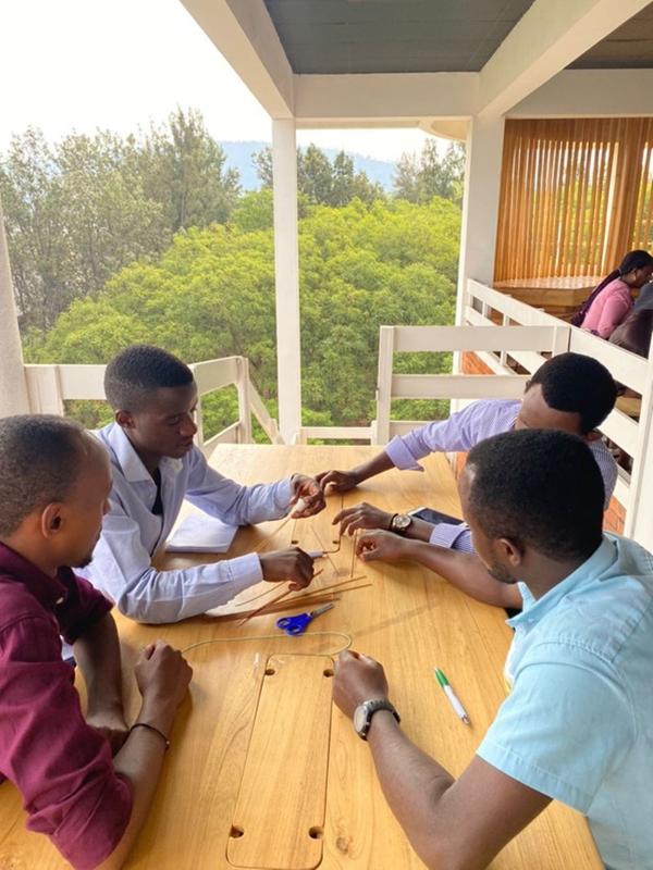 Studierende bei der Marshmallow-Challenge