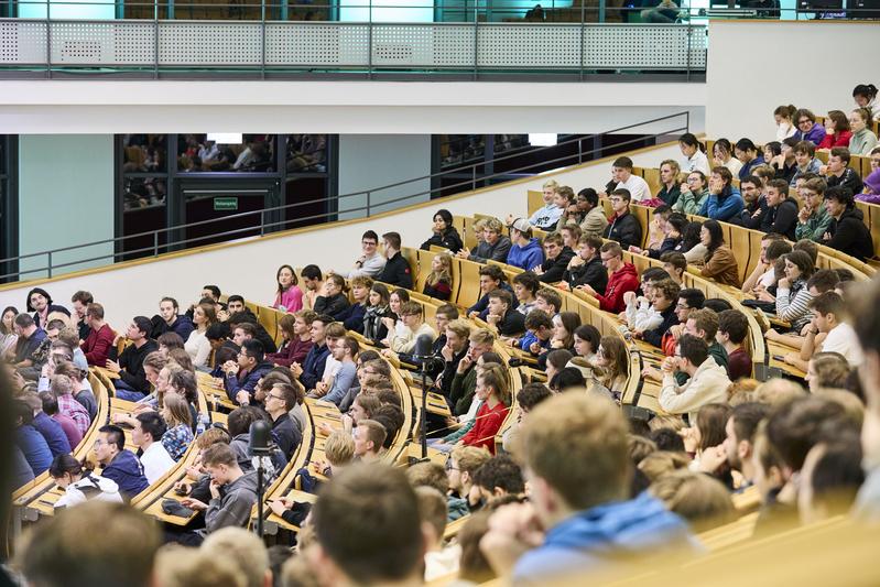 Das KIT begrüßt seine neuen Studierenden mit einer Feier im Audimax 