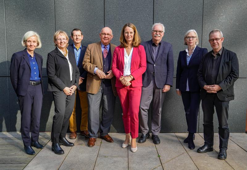 Prof. Dr. Ursula Münch, Dr. Annette Barkhaus, Prof. Dr. Michael Schulz, Prof. Dr. Peter Strohschneider, Wissenschaftsministerin Bettina Martin, Dr. Andreas Stucke, Prof. Dr. Julia Fischer, Prof. Dr. Peer Pasternack (v.l.n.r.)