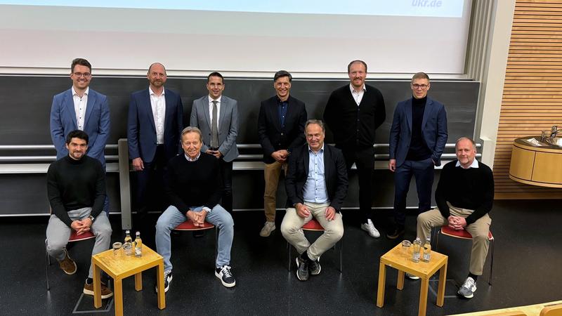 Medizin trifft auf Profisportler (hintere Reihe v.li): Dr. Dominik Szymski, Dr. Stephan Gerling, Dr. Christoph Kern, Prof. Volker Alt, Prof. Werner Krutsch und Dr. Lorenz Huber. Vordere Reihe v.li.: Oliver Hein, Klaus Eder, Prof. Peter Angele, Hans Dorfner