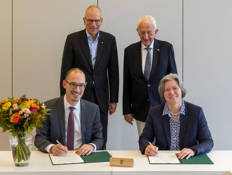 Michael von Winning and Rector Krieglstein sign the cooperation agreement for the new Eva Mayr-Stihl Endowed Chair for Fire Ecology in the presence of Heiner Schanz and Johann Georg Goldammer