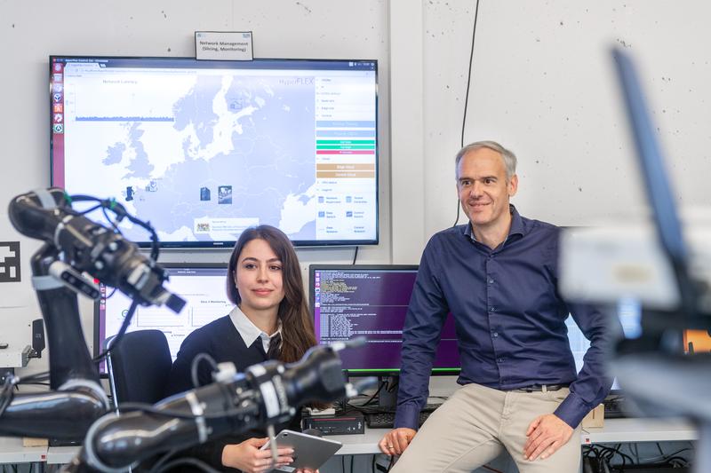 Prof. Dr. Wolfgang Kellerer in a laboratory in which the research group is investigating innovative processes for the mobile communication of the future for industrial robotics applications.