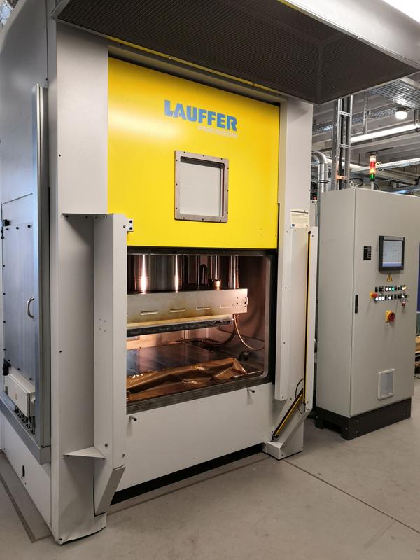 Hot press used for the tests at the DITF, Lauffer VCP500