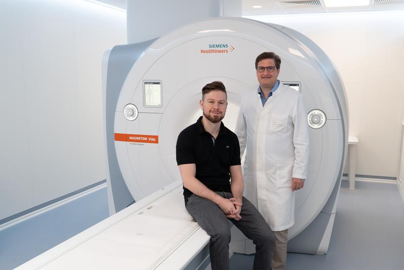 Developed the PREFUL method for regional lung imaging in MRI: Dr. Andreas Voskrebenzev, physicist (left) and Professor Dr. Jens Vogel-Claussen (right), Senior Consultant at the Institute of Diagnostic and Interventional Radiology at the MHH.