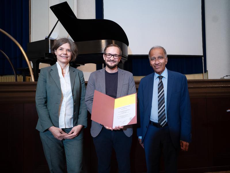  Dr. phil. Ing. Gerd Mathias Micheluzzi (Mitte), Elise-Reimarus-Preisträger 2024, mit Laudatorin Prof. Dr. Blanche Schwappach-Pignataro und Akademiepräsident Prof. Dr. Mojib Latif.