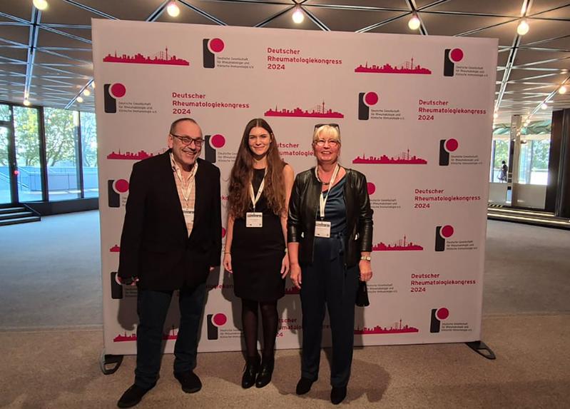 Katja Höglinger (Mitte) bei der Preisverleihung auf dem Deutschen Rheumatologiekongress 2024 in Düsseldorf mit ihrer Forschungspartnerin Marianne Korinth und ihrem Forschungspartner Julius Wiegand.