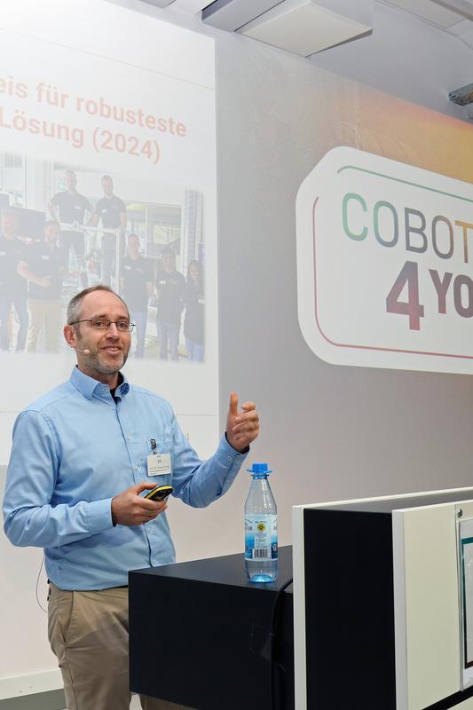 Prof. Dr. Tobias Kaupp vom Center für Robotik der THWS beim Keynote-Vortrag auf der Messe COBOTS4YOU in Würzburg