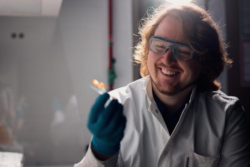  	 Tim Robertino Baumann forscht an Mikroplastikfiltern in den Laboren der Biophysik an der Universität Bielefeld. Er ist Teil des gemeinsamen Transferprojekts der Universität Bielefeld und Hochschule Bielefeld.