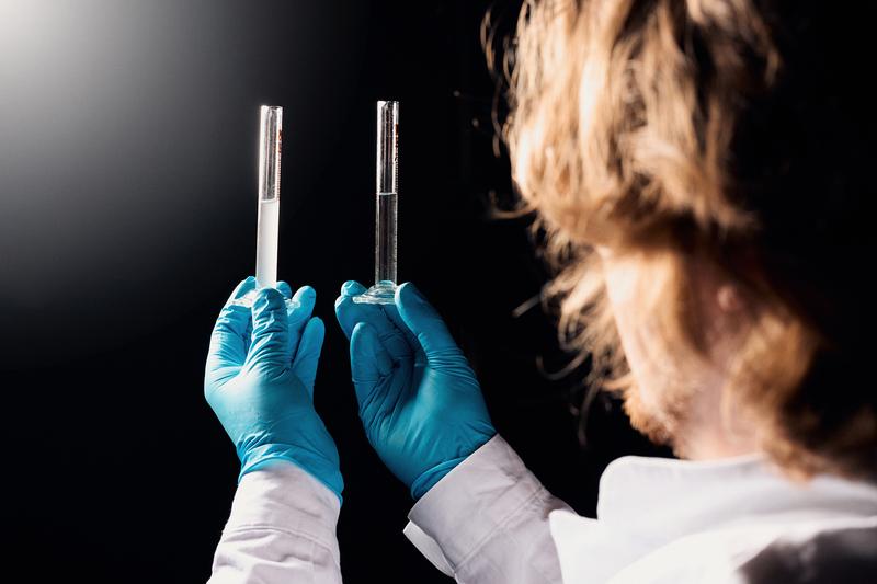 Das Ergebnis der Experimente ist gut zu sehen: Im linken Behälter befindet sich der Waste, also das Wasser mit Mikroplastikpartikeln. Rechts: sauberes, klares Wasser. 
