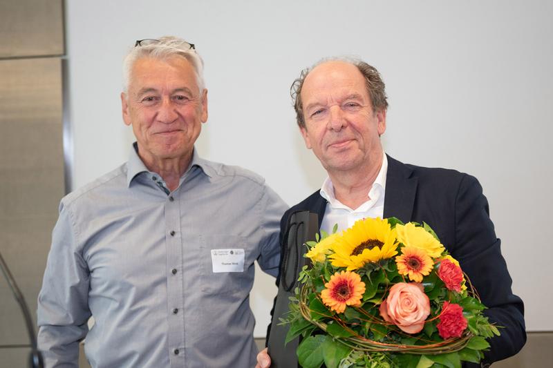 Beim Doppelsymposium Ende Juli wurde der langjährige BIU-Sprecher und Mitbegründer des Forschungsverbundes, Professor Klaus-Michael Debatin (rechts), von Medizindekan Professor Thomas Wirth (links) verabschiedet 