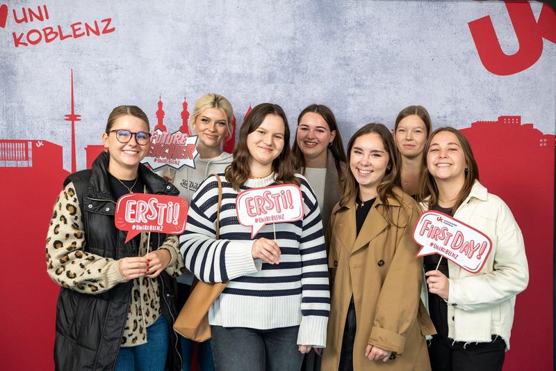 Gute Laune unter den Erstsemestern rund um die Begrüßungsveranstaltung an der Universität Koblenz. 