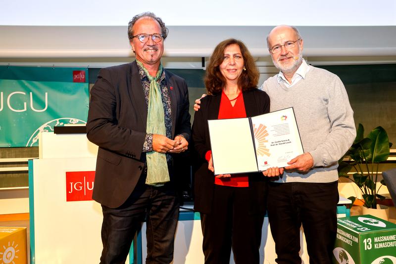 Verleihung des Gutenberg-Zukunfts-Award 2024: JGU-Vizepräsident Prof. Dr. Stephan Jolie (l.) mit Prof. Dr. Harald Lesch und Dr. Cecilia Scorza 