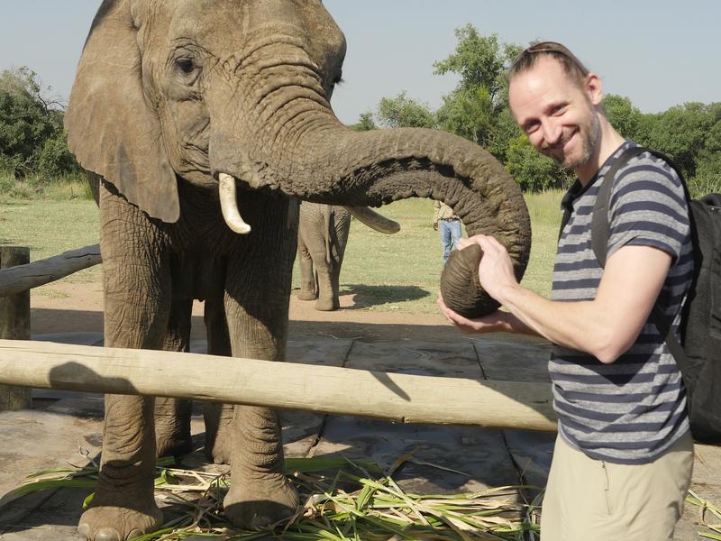 Matthias Zeppelzauer mit Elefant