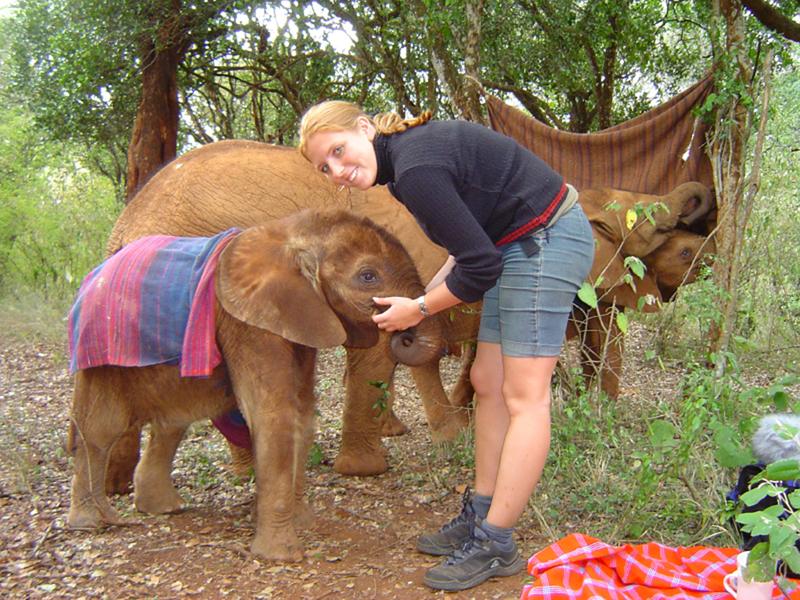 Angela Stöger mit Elefant