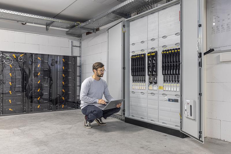 With its PV-hybrid storage system, the building itself serves as a living lab for the development of new operating strategies.