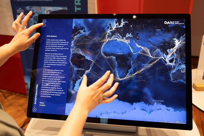 Einfach den Bildschirm berühren und eintauchen: Der Interaktive Weltozean der DAM lädt zum Entdecken der Meere ein. 