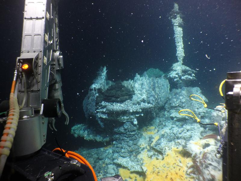 Das wissenschaftliche U-Boot Alvin beprobt die hydrothermalen Quellen im Guaymasbecken. Die gelb-orangenen Matten bestehen aus Mikroben, die von den Abbauprodukten der Alkane in den darunter liegenden Sedimenten leben.