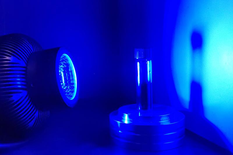 The experimental setup: The research team used light energy to trigger the reaction.