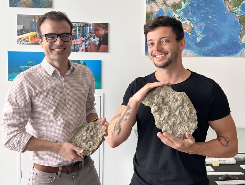 Alfredo Martínez-García (links) und Jonathan Jung (rechts) mit paläozoischen Korallenproben.