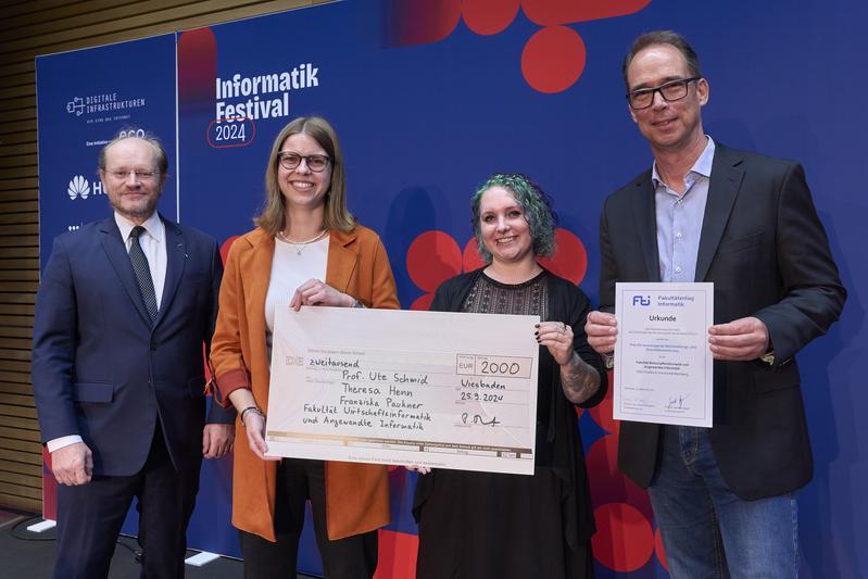 Verleihung des FTI-Preises für herausragende Gleichstellungs- und Diversitätsarbeit Fakultät WIAI der Universität Bamberg. V.l.n.r.: Prof. Dr. Peter Rossmanith, Theresa Henn, Franziska Paukner und Prof. Dr. Andreas Henrich  