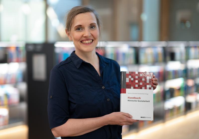  Prof. Dr. Christine Kröger von der Fakultät Soziale Arbeit und Gesundheit der Hochschule Coburg erklärt, worum es im neuen „Handbuch Klinische Sozialarbeit“ geht. 