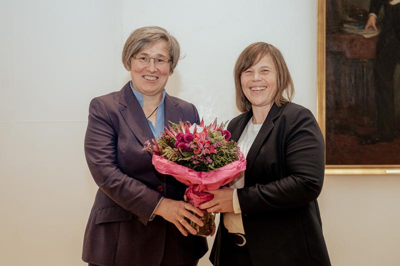 Herzliche Glückwünsche von JLU-Präsidentin Prof. Katharina Lorenz (l.) für die Verbrauchsforscherin Prof. Wencke Gwozdz (r.) zur Wahl als künftige Vizepräsidentin für Forschung und Förderung des wissenschaftlichen Nachwuchses.