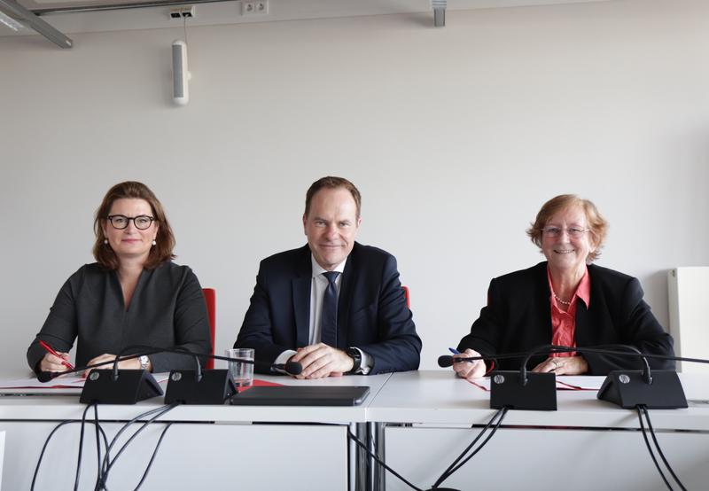 Stadtwerke-Vorständin Dr. Charlotte Beissel (li.) und HSD-Präsidentin Prof. Dr. Edeltraud Vomberg unterzeichneten den Kooperationsvertrag im Beisein von Oberbürgermeister Dr. Stephan Keller.