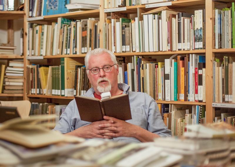 „Moorpapst“ Hans Joosten in der Moorbibliothek. 