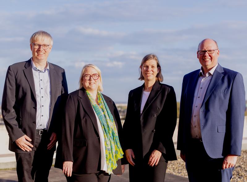 Vanessa Mai (3.v.l.) nach der erfolgreichen Verteidigung ihrer Dissertation mit den Mitgliedern der Prüfungskommission Prof. Dr. Anja Richert (TH Köln) (2.v.l.), Prof. Dr. Christian Kohls (TH Köln) (4.v.l.) und Prof. Dr. Stefan Geisler (HS Ruhr West). 