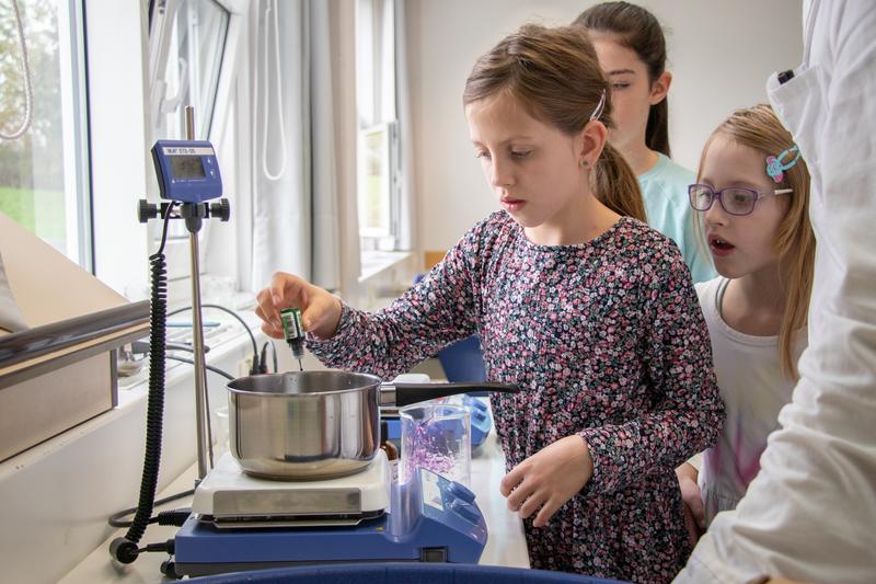 Selbst experimentieren ist die Devise bei der Kinderhochschule