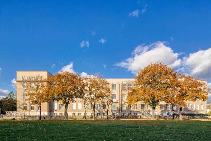 Der herbstliche Campus Treskowallee der HTW Berlin, Sitz des Fachbereichs Wirtschaft und Recht