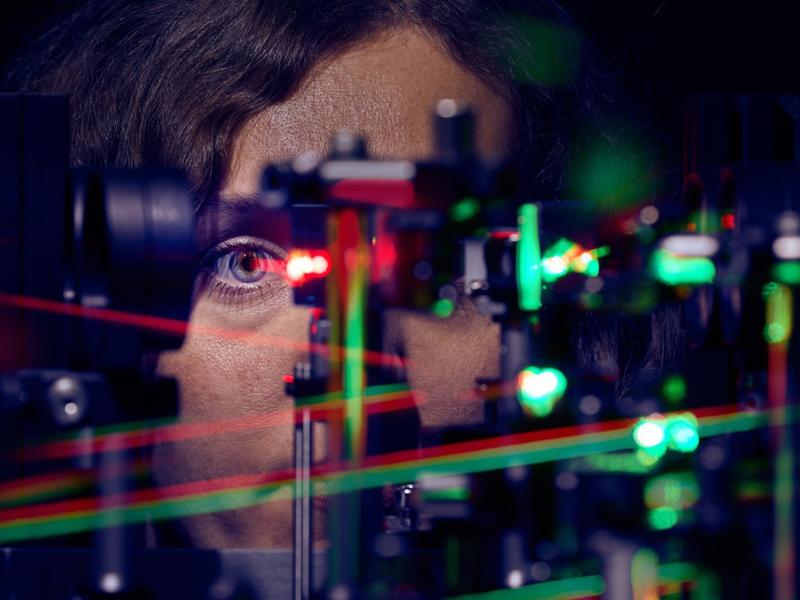 Erstautorin Jenny Witten vor dem Aufbau der  mikro-psychophysikalischen Untersuchung