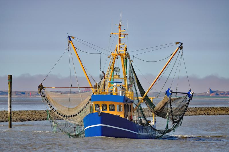 Ein Krabbenkutter mit Schleppnetzen in der Nordsee vor Ostfriesland. 