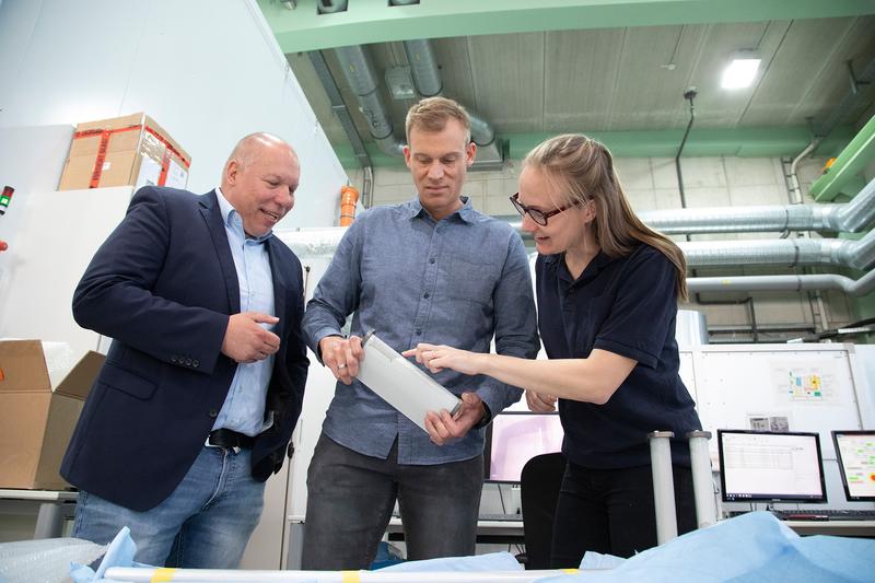 Forschungsteam begutachtet einen Prüfkörper.