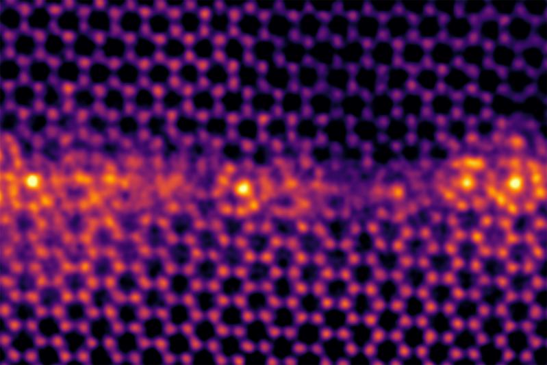 Rastertransmissionselektronenmikroskopische Aufnahme von ikosaedrischen Käfigclustern (goldene Bereiche) an einer Korngrenze in Titan mit atomarer Auflösung. Die hellen goldenen Atomsäulen innerhalb der Käfige bestehen aus Eisenatomen.