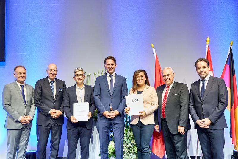 Dr.-Ing. Elin Theilen (3. v. r.) und Prof. Dr. Kaywan Izadpanah (3. v. l.) bei der Preisverleihung am 25. Oktober 2024 in Berlin. Mitte: Xavier Langlois (Brainlab AG) sowie Vorstandsmitglieder der Deutschen Gesellschaft für Orthopädie und Unfallchirurgie.