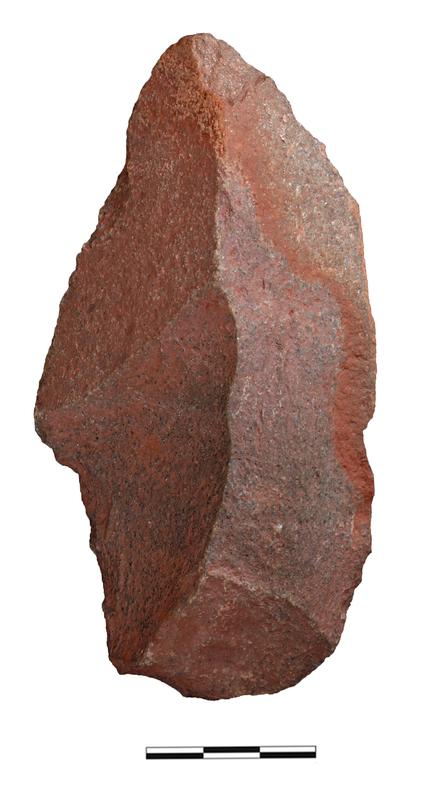 Steinzeitlicher „Pickel“. Mit solchen grob bearbeiteten Werkzeugen aus Stein bauten die Menschen vor 48.000 Jahren Ocker in der „Lion Cavern“ ab. 