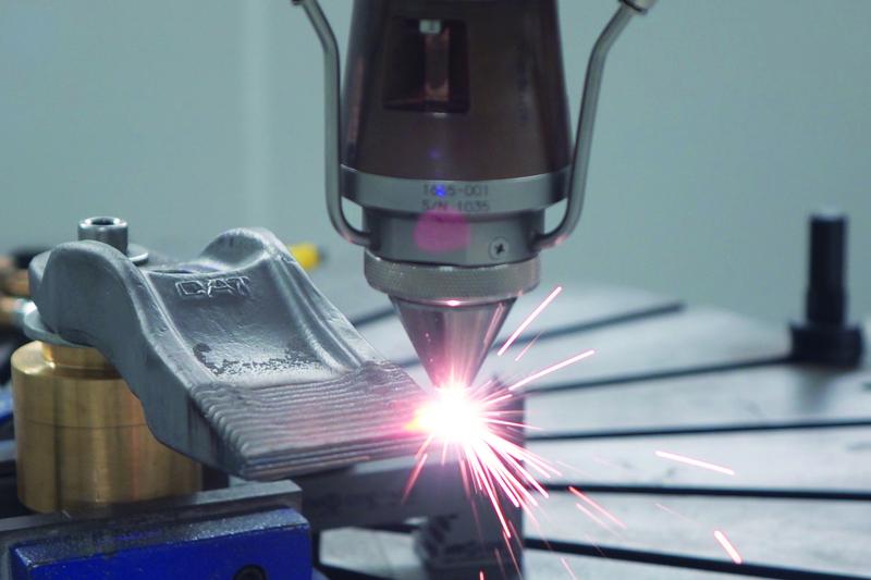 Beschichtung von Baggerzähnen mit Laserauftragschweißen (Laser Material Deposition, LMD).
