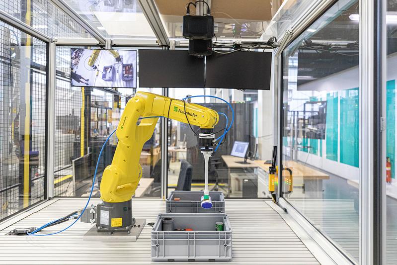 Neben dem flexiblen Handhaben von Objekten entwickelt das Fraunhofer IPA im Projekt u. a. Lösungen für das roboterbasierte Schweißen, den Einsatz von Simulationen sowie roboterbasierte Intralogistikprozesse. 
