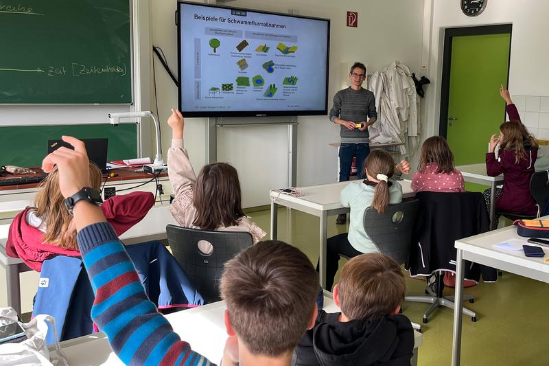 Professor Förster freut sich über die rege Beteiligung der Schülerinnen und Schüler