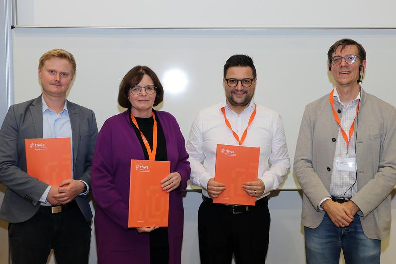 Vizepräsident Prof. Dr. Achim Förster (re.) übergab BayZiel-Zertifikate an (v. li.) Maximilian Münch, Prof. Dr. Dagmar Unz und Prof. Dr. Tobias Aubele 