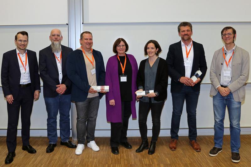 Bei der Verleihung der Lehrpreise 2024 (v. li.): Präsident Prof. Dr. Jean Meyer, Laudator Prof. Dr. Thomas Blotevogel, Prof. Dr. habil. Nicholas Müller, Prof. Dr. Dagmar Unz, Dr. Laura Blauth, Prof. Dr. Daniel Jung und Vizepräsident Prof. Dr. Achim Förster