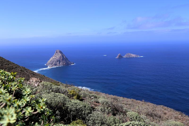 Blick von der Kanareninsel Teneriffa, die durch einen hohen Anteil an endemischen Arten gekennzeichnet ist, auf die vorgelagerten Roques de Anaga