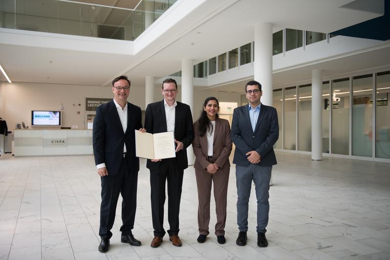 Parliamentary State Secretary Oliver Luksic with the CISPA-Faculty Dr. Nils Ole Tippenhauer, Dr. Mridula Singh and Dr. Ali Abbasi 