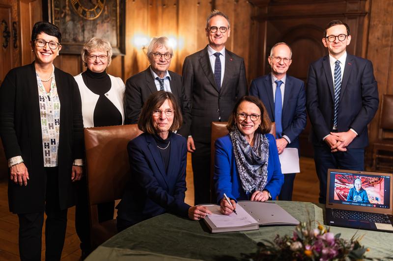 Vertreterinnen der Stadt und Mitglieder der Universität Regensburg am 29. Oktober 2024 bei der Unterzeichnung einer Zuwendungsvereinbarung für ein Forschungsprojekt, das Regensburgs Stadtverwaltung in der NS-Zeit untersucht. 