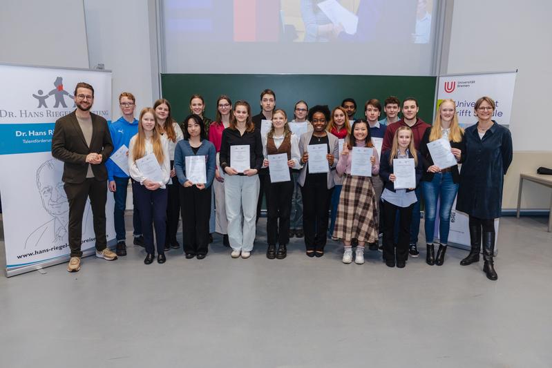 The University of Bremen and the Dr. Hans Riegel Foundation honored pupils from the region for their outstanding pre-scientific papers. 