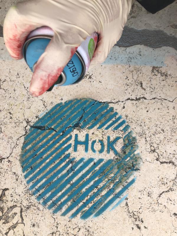 In den Blick gerückt: Das Foto des aufgesprayten Logos der Historisch orientierten Kulturwissenschaften entstand im Praxiskurs „Kreative Guerilla-Techniken“, den Dr. Ina Roß für Studierende des HOK-Studiengangs angeboten hat.