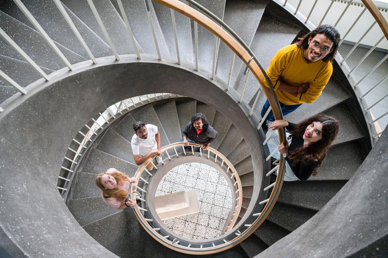 Symbolbild: Studierende in Gebäude B3 1 auf dem Saarbrücker Campus, in dem viele der an den Studiengängen der Historisch orientierten Kulturwissenschaften beteiligten Lehrstühle zu finden sind.