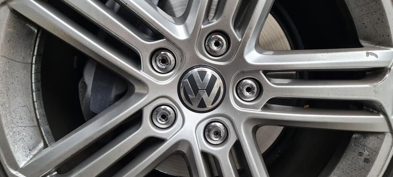 Es läuft nicht mehr rund bei VW. Volkswirt Prof. Dr. Tim Lohse von der Hochschule für Wirtschaft und Recht Berlin sagt in einem Interview, es brauche dringend politische Veränderungen statt Subventionen und eine neue Strategie für die deutsche Industrie.