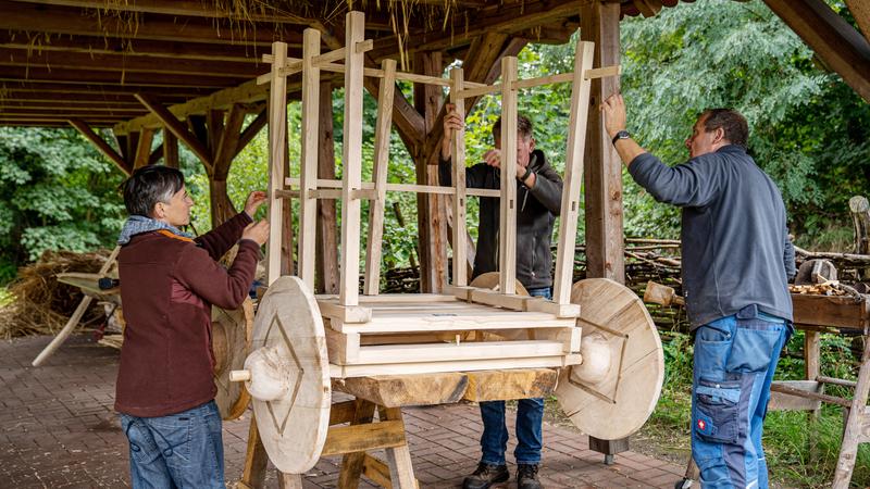 The invention of wheeled vehicles was one of the most important innovations of the 4th millennium BC. K. Hellström and her team have reconstructed one of these wagons and found it to be roadworthy, even over difficult terrain.